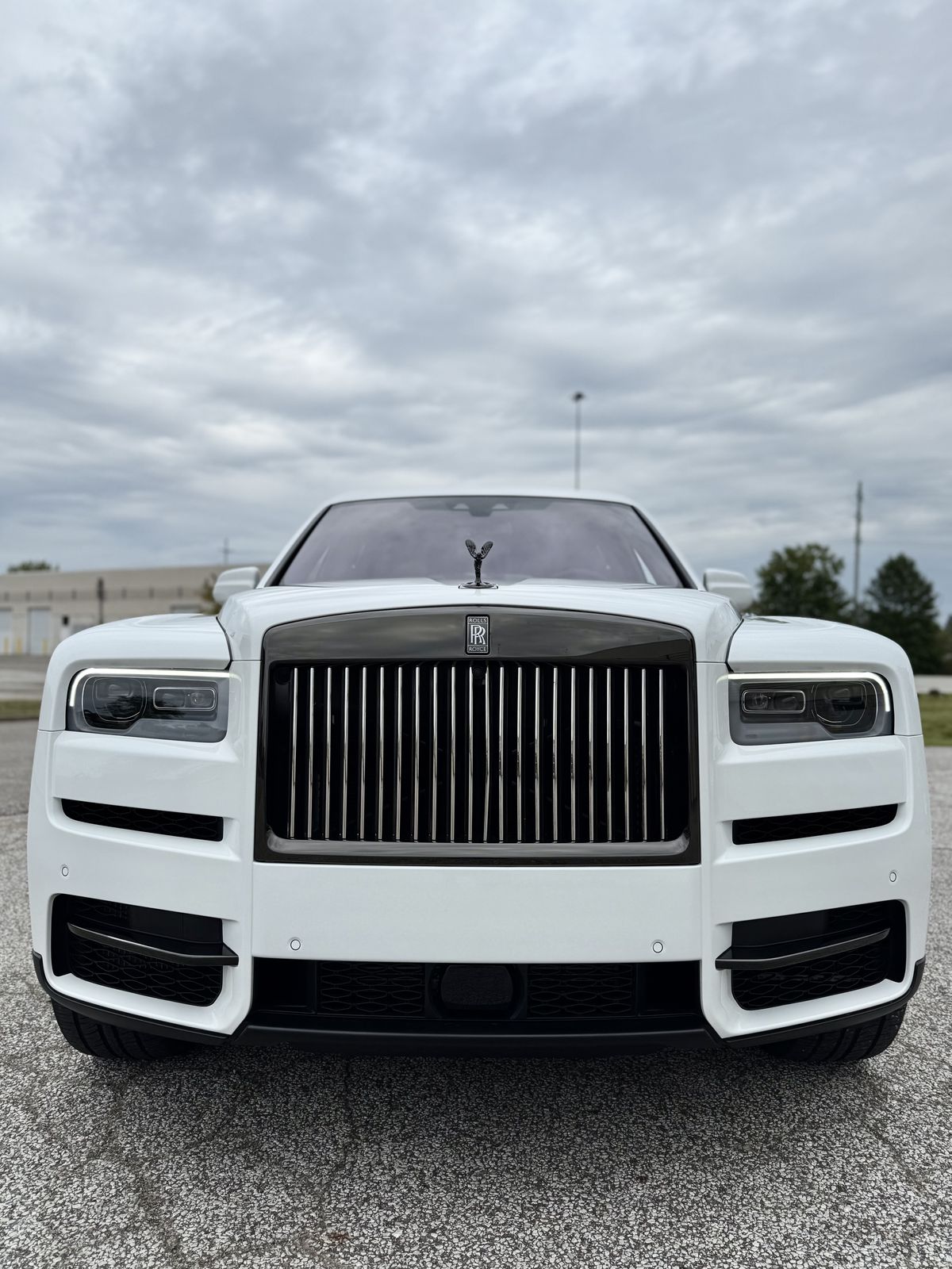 White Rolls-Royce Cullinan Black Badge